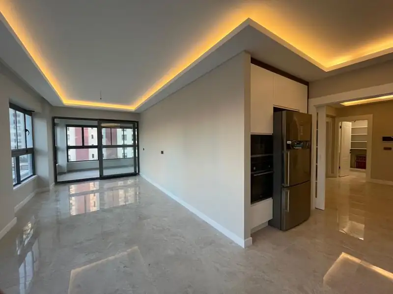 Gizli ışıklı tavanı ve parlak zemini olan salon